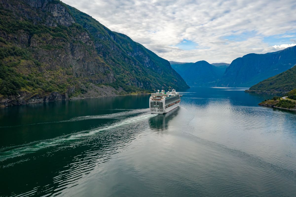 cruise-ship-cruise-liners-on-sognefjord-or-sognefj-YDE9Y4T.jpg